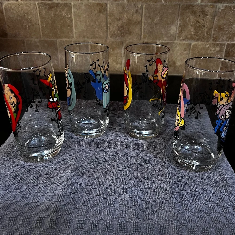 Vintage set of 4 1985 Hardees Chipmunk Glasses - Picture 3 of 6